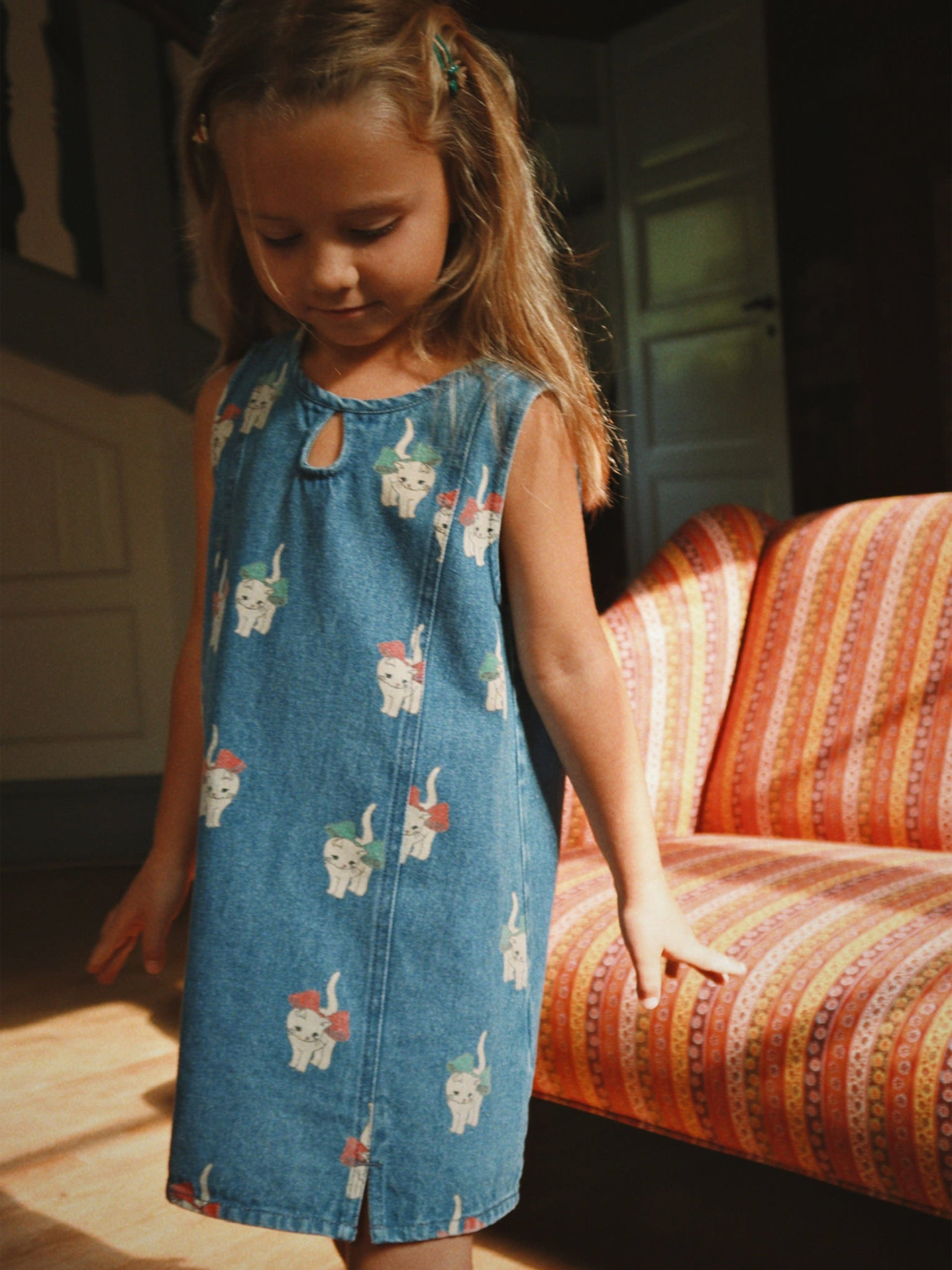 konges sløjd 猫プリント デニムワンピース 4Y Konges Sløjd Girls Magot Bow Kitty Denim Dress in Blue